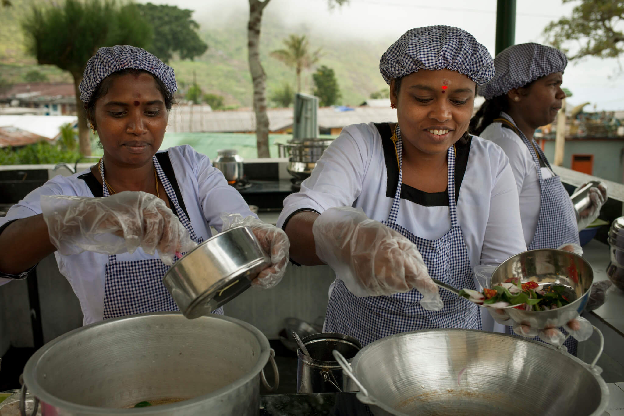 Ganga, Mani and Malli working at the community kitchen of Dambatenne Estate, Nuwara Eliya District, Sri Lanka. Image: ETP